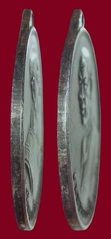 เหรียญพระอาจารย์ฝั้น อาจาโร จ.สกลนคร รุ่นแรกปี 07 เนื้อเงิน