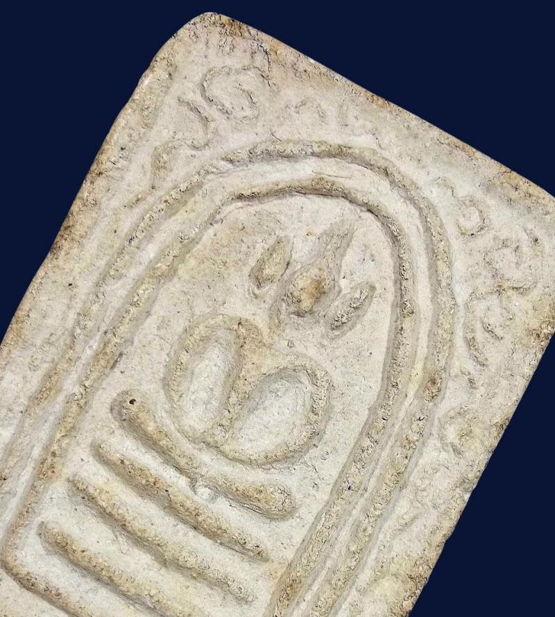 สมเด็จเนื้อผงหลวงปู่จันทร์ วัดโฉลกหลำ เกาะพงัน พิมพ์3ชั้น เถาวัลย์เลื้อย