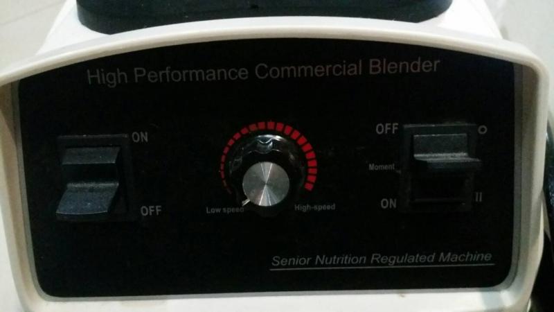 เครื่องปั่น 4 แรงม้า จุ 2.5 ลิตร ความแรง 51,000 รอบต่อ 1 นาที ทำจากสแตนเลส เครื่องปั่นผลไม้ความเร็วสูง - สมูดตี้ (Industrial high-speed motor, high efficiency, powerful,safety) ช่วยติดต่อ ชัย 0846555588 line: onesongchai email : ratanasuban@gmail.com  ขาย 15000 บาท ของใหม่คับ  ลักษณะเด่นที่ตัวมอเตอร์มีความเร็วสูงทำให้สามารถปั่นน้ำแข้งหรือผลไม้เป็นสมูดตี้ได้ อย่างรวดเร็วทันใจ   ใช้ปั่นน้ำผลไม้ได้ทุกประเภท และสามารถปั่นน้ำแข็งเป็นสมูดตี้ได้  เ