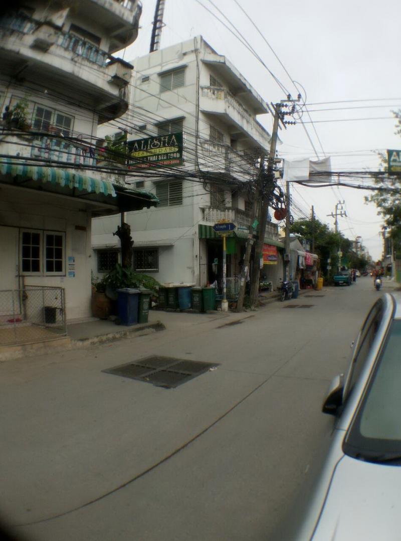 ขายอพาร์ทเมนท์ เนื้อที่ 39.5 ตารางวา อาคาร 4 ชั้น กว้าง 6 เมตร ลึก 20 เมตร มีจำนวน 25 ห้อง ชั้นล่าง มี 3 ห้อง ห้องด้านหน้าตึกค่าเช่า 4,000 บาท ห้องที่ 2 ค่าเช่า 2,000 บาท ห้องที่ 3 ให้แม่บ้านอยู่ฟรี ชั้น 2-4 มี 22 ห้อง(ราคาไม่เท่ากัน 1,100-1,500) คำนวนคร่าวๆ 22 ห้อง ห้องละ 1,300 =28,600 บาท ค่าเช่าดาดฟ้า AIS เดือนละ 15,000 บาท(ชั้น 4 /1ห้อง) หักภาษี ณ ที่จ่าย 5% -750 บาท เหลือค่าเช่า 14,250 บาท รวมรายได้ต่อเดือนโดยประมา�