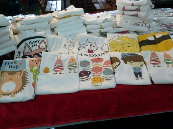 ขายส่งเสื้อยืดสกรีนลายการ์ตูนแฟชั่น เสื้อยืดเด็ก ผู้ใหญ่ เสื้อครอบครัว น่ารักทุกแบบ รับสมัครตัวแทนจำหน่ายทั้งสต็อคและไม่สต็อค โทร084-035-5559