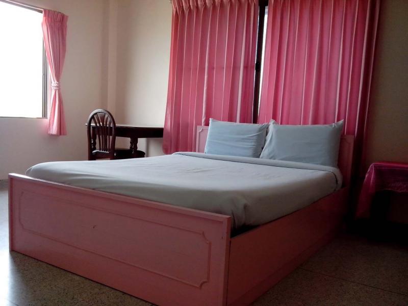 ดวงธิดาอพาร์ทเม้นท์ให้บริการห้องพัก 24 ชม. มีบริการห้องพักรายวันและห้องพักรายเดือน พร้อมเฟอร์นิเจอร์และเครื่องอำนวยความสะดวกครบครัน  *  บริการห้องพักตลอด 24 ชม.   มีแบบ รายวัน-รายเดือน  (ทั้งหมด 7 ชั้น)  *  อยู่ติดถนนใหญ่สายหลักในตัวเมืองสงขลา  *  สามารถเข้า-ออกได้ 24 ชม.  *  มี ตู้แดงและ รปภ.รักษาความปลอดภัยตลอด 24 ชม.  *  มีโทรทัศน์วงจรปิด  *  มีระบบคีย์การ์ด  *  เครื่�