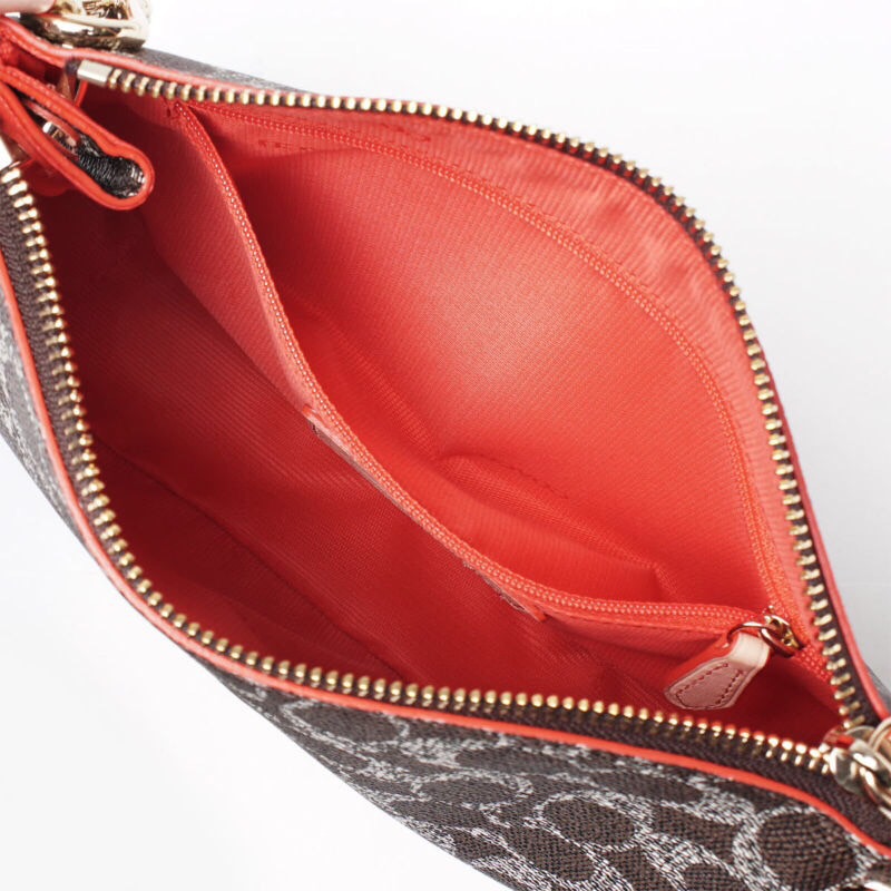 พร้อมส่ง!! กระเป๋า Coach จะสะพายข้างหรือสะพายไหล่ก็เก๋พอกัน  ไม่ต้องรอของ ไม่ต้องพรีออเดอร์ค่ะของแท้ 100% ส่งฟรี EMSสนใจสอบถามราคาได้น่ะค่ะInbox หรือ Line : gypsy2316 