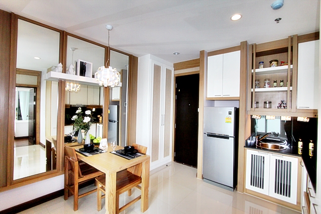 คอนโด หรู สูง 7 ชั้น จำนวน 72 ยูนิต พิเศษที่จอดรถ 100%ตั้งอยู่บริเวณ สี่แยกมีโชค ติดถนนวงแหวนรอบกลาง ตรงข้ามกับห้างเทสโก้โลตัสมีโชคใกล้กับ ริมปิงซุปเปอร์มาร์เก็ต และตลาดสดรวมโชค พลาซ่า ใกล้โรงพยาบาลเทพปัญญา ห่างจากเซ็นทรัลเฟสติวัล เพียง 3 นาทีคอนโดสร้างเสร็จ ห้องพร้อมตกแต่งเฟอร์นิเจอร์  และเครื่องใช้ไฟฟ้า ครบชุดอุปกรณ์อัจฉริยะ ภายในห้องพัก และฟังก์ชั่นร�