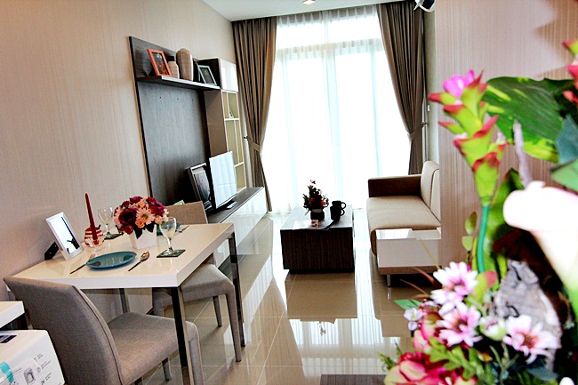 ตั้งอยู่บน ถนนมณีนพรัตน์ ใกล้แจ่งหัวลิน และใกล้กับศูนย์คอมพิวเตอร์พลาซ่าตัวอาคารออกแบบเป็นเอกลักษณ์ สวยงาม โดดเด่น สไตล์ The Unique เข้ากับบรรยากาศคูเมือง มีกลิ่นอายความเป็นล้านนาเชียงใหม่พร้อมอุปกรณ์อัจฉริยะ ภายในห้องพัก และฟังก์ชั่นระบบรักษาความปลอดภัยที่ทันสมัยห้อง A402ชั้น 4 ขนาด 1 ห้องนอน 1 ห้องน้ำพื้นที่ใช้สอย 52.34 ตร.ม.ราคา 4,917,390 บาทพร้อมของแถม>ตกแต่งชุดเฟ�