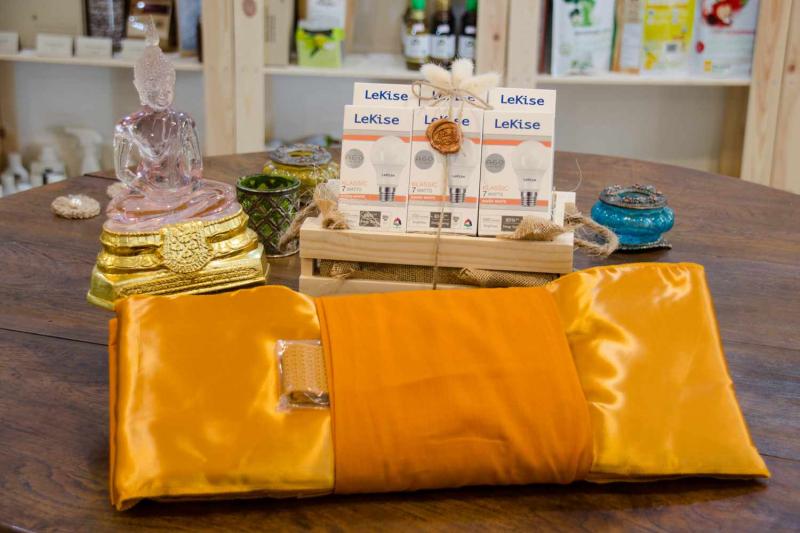 Giftngo.Gift ร่วมสนับสนุนการทำบุญ โดยรับส่วนลด 5% กับชุดสังฆทานที่เป็นมากกว่าทำบุญ.. ศาสนาอยู่คู่กับสังคมไทยมายาวนานมาก การทำบุญนั้นก็แบ่งออกเป็นหลายวิธีด้วยกันแล้วแต่ความสะดวกของแต่ละคน บางคนก็แล้วแต่โอกาส แต่ถ้าให้พูดถึงการทำบุญด้วยสังฆทานแล้ว เชื่อว่าทุกคนเคยทำและบางคนก็ยังทำอยู่ประจำอีกด้วยแต่เราจะรู้ได้ยังไงว่าสิ่งของแต่ละอย่างในชุดสังฆทานนั้น