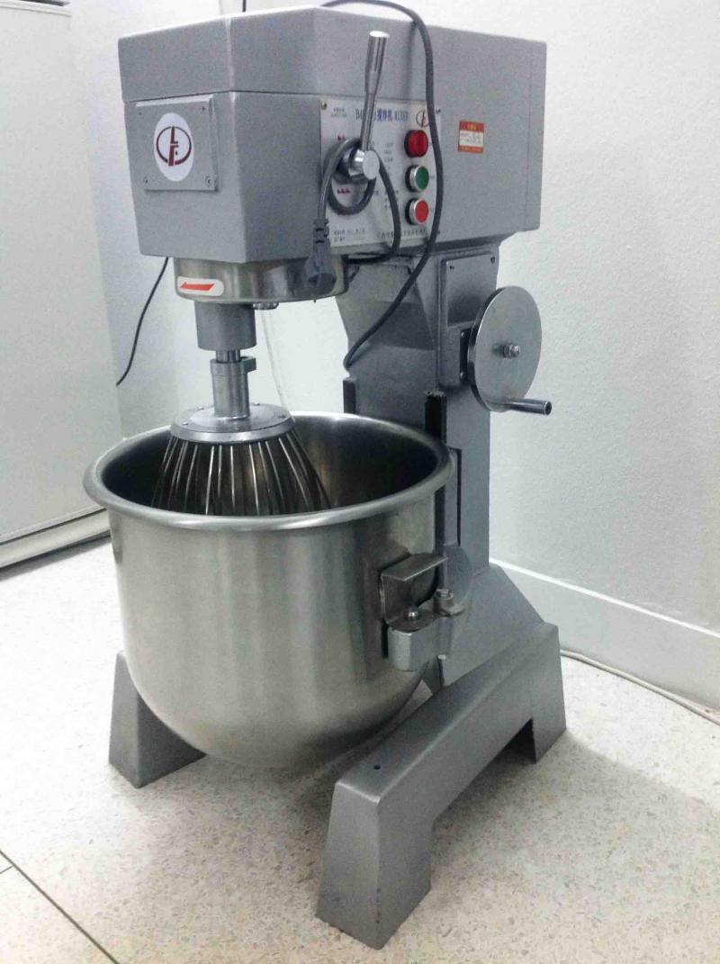 ต้องการขายเครื่องตีแป้งขนม ขนาดตัวเครื่อง 52*49*100(หนวยเป็นเซนติเมตร)โถตีเส้นผ่าศูนย์กลาง 40เซน สูง 38เซนใช้ไฟบ้านได้ 220V มีสวิทช์ปุ่มกดอย่างดี ตัวเครื่องมีที่ล็อคโถมาตรฐาน สามารถทำได้ทั้งแป้งเค้ก และแป้งขนมปัง ขายพร้อมโถตีเพิ่มอีก 2โถ ใหญ่ รวมเป็น 3โถ พร้อมหัวตี 3แบบ 1.หัวตีตะกร้อ 2.หัวตีใบไม้ 3.หัวตีตะขอ ขายรวมทั้งหมดในราคาถูกพิเศษเพียง 40000บาทสนใจติดต่อ อภิรักษ์ 0