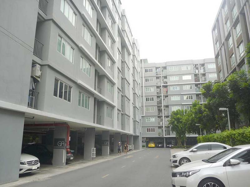 แค่ก้าวออกจากตึกก็รถไฟฟ้า ขับเลยมาหน่อยก็ขึ้นทางด่วนแล้ว ราคาวันนี้อนาคตคงไม่ใช่ จะมัวรอให้รถไฟฟ้ามาแล้วราคาขยับเหรอ ขายหรือเช่า Dคอนโดติดถนนรามอินทรา วิวสระ