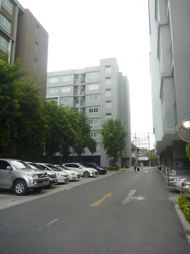 แค่ก้าวออกจากตึกก็รถไฟฟ้า ขับเลยมาหน่อยก็ขึ้นทางด่วนแล้ว ราคาวันนี้อนาคตคงไม่ใช่ จะมัวรอให้รถไฟฟ้ามาแล้วราคาขยับเหรอ ขายหรือเช่า Dคอนโดติดถนนรามอินทรา วิวสระ