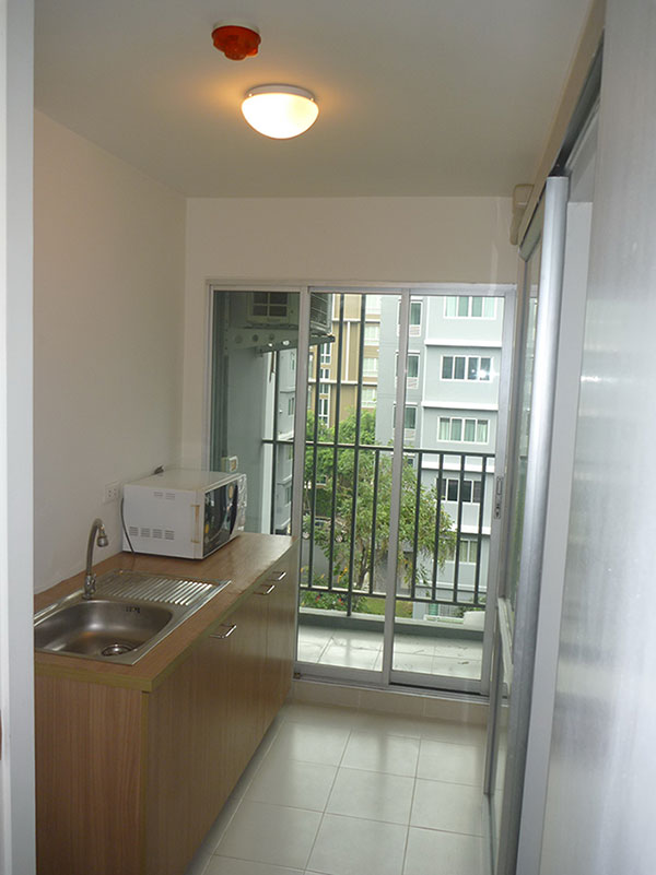 แค่ก้าวออกจากตึกก็รถไฟฟ้า ขับเลยมาหน่อยก็ขึ้นทางด่วนแล้ว ราคาวันนี้อนาคตคงไม่ใช่ จะมัวรอให้รถไฟฟ้ามาแล้วราคาขยับเหรอ ขายหรือเช่า Dคอนโดติดถนนรามอินทรา วิวสระ