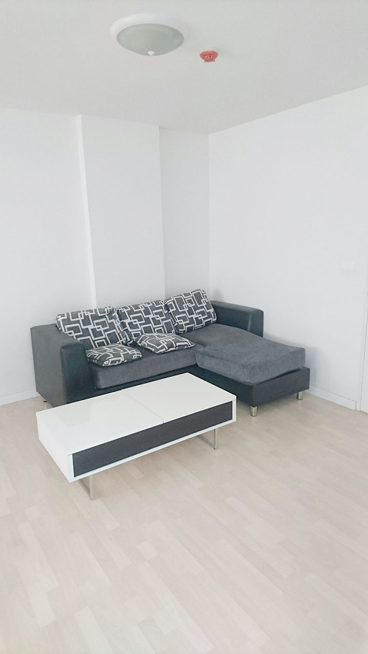 แค่ก้าวออกจากตึกก็รถไฟฟ้า ขับเลยมาหน่อยก็ขึ้นทางด่วนแล้ว ราคาวันนี้อนาคตคงไม่ใช่ จะมัวรอให้รถไฟฟ้ามาแล้วราคาขยับเหรอ ขายหรือเช่า Dคอนโดติดถนนรามอินทรา วิวสระ