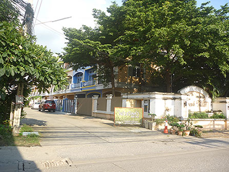 ปรับปรุงใหม่ทำใหม่ทั้งหลัง ทั้งสีและสุขภัณฑ์ โฮมออฟิศเล่นระดับ เข้าออกและลัดได้ 5 ซอยเส้นทาง 3 โรงเรียน ล้อมรอบ หลังที่ 2 จากหน้าโครงการ Lotus หลังบ้าน Big C และ Seven เพียงแค่เดิน