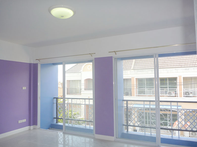 ปรับปรุงใหม่ทำใหม่ทั้งหลัง ทั้งสีและสุขภัณฑ์ โฮมออฟิศเล่นระดับ เข้าออกและลัดได้ 5 ซอยเส้นทาง 3 โรงเรียน ล้อมรอบ หลังที่ 2 จากหน้าโครงการ Lotus หลังบ้าน Big C และ Seven เพียงแค่เดิน