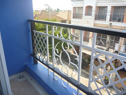 ปรับปรุงใหม่ทำใหม่ทั้งหลัง ทั้งสีและสุขภัณฑ์ โฮมออฟิศเล่นระดับ เข้าออกและลัดได้ 5 ซอยเส้นทาง 3 โรงเรียน ล้อมรอบ หลังที่ 2 จากหน้าโครงการ Lotus หลังบ้าน Big C และ Seven เพียงแค่เดิน