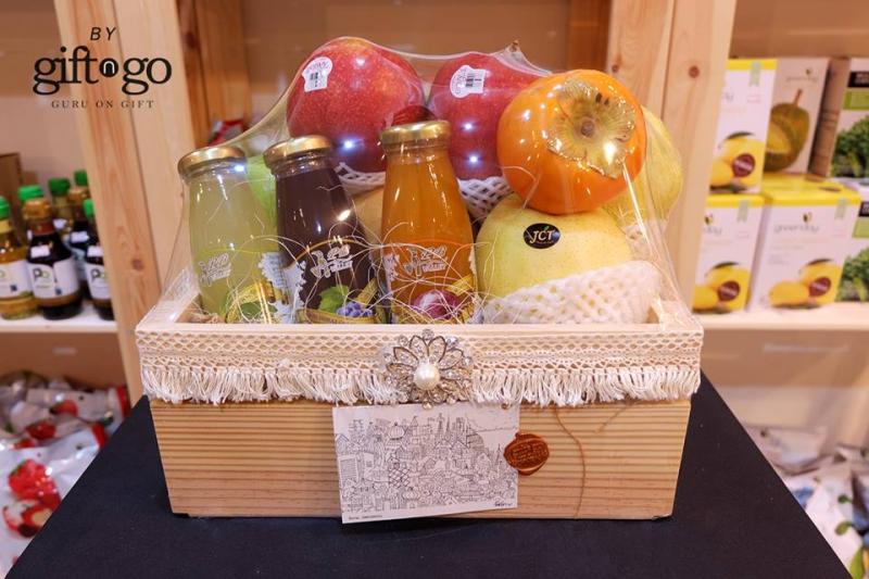 กระเช้าของขวัญตรุษจีน กับผลไม้มงคล 5 ชนิด By GiftnGo.Gift