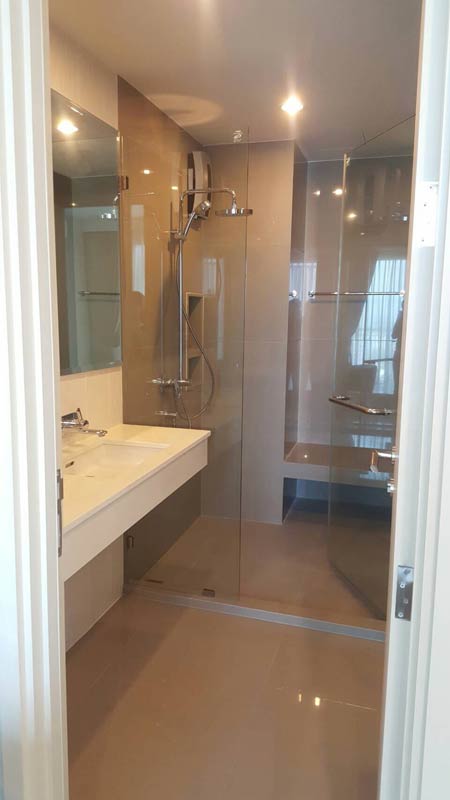 ให้เช่าคอนโดใหม่ Rhythm สุขุมวิท42 ติดรถไฟฟ้าและห้างเกตเวย์เอกมัย 1นอน 1น้ำ 45 ตรม. ชั้น 21 เครื่องใช้ไฟฟ้า เฟอร์ครบ พร้อมอยู่ได้เลย Tel. 097-4263995