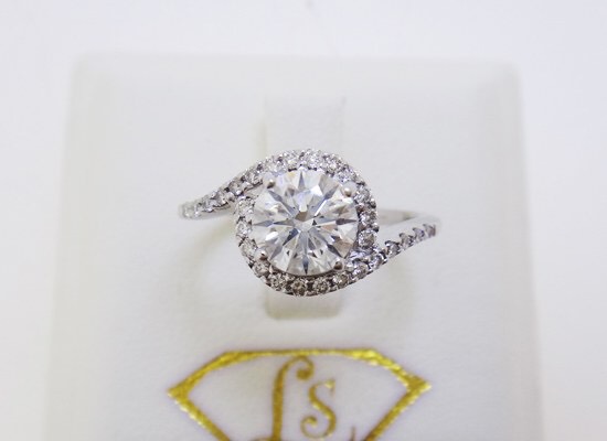 ร้านเพชรหลีเสง ได้รับรางวัล THE BEST JEWELRY SHOP of 2016 from we magazine ห้างเพชรหลีเสงร่วมทุนกับโรงงานเพชรชั้นนำประเทศเบลเยี่ยม จำหน่ายเพชร Heart&Arrow น้ำงามที่สุดโดยเฉพาะ ราคาพิเศษถูกกว่าทั่วไปกว่า 50% Tel.02-6291444