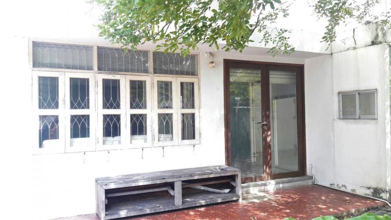   บ้านเดี่ยว 2 ชั้นให้เช่า เนื้อที่ 56 ตารางวา  หมู่บ้านไทยศิริเหนือ บริเวณ Town in Town ลาดพร้าว    ให้เช่าบ้านเปล่า ไม่มีเฟอร์นิเจอร์ ชั้นล่างเป็นห้องกระจก 4 ห้อง, 1 ห้องน้ำ ,1 ห้องคร้ว ชั้นบน มี 3 ห้องนอน ติดแอร์ทุกห้อง และ 1 ห้องน้ำ  มีระเบียงด้านหน้าและด้านข้าง   เหมาะสำหรับตกแต่งทำสำนักงาน หรือพักอาศัยก็ได้   จอดรถในบ้านได้ 1 คัน นอกบ้านอีก 1-2 คัน  ทำเล  **