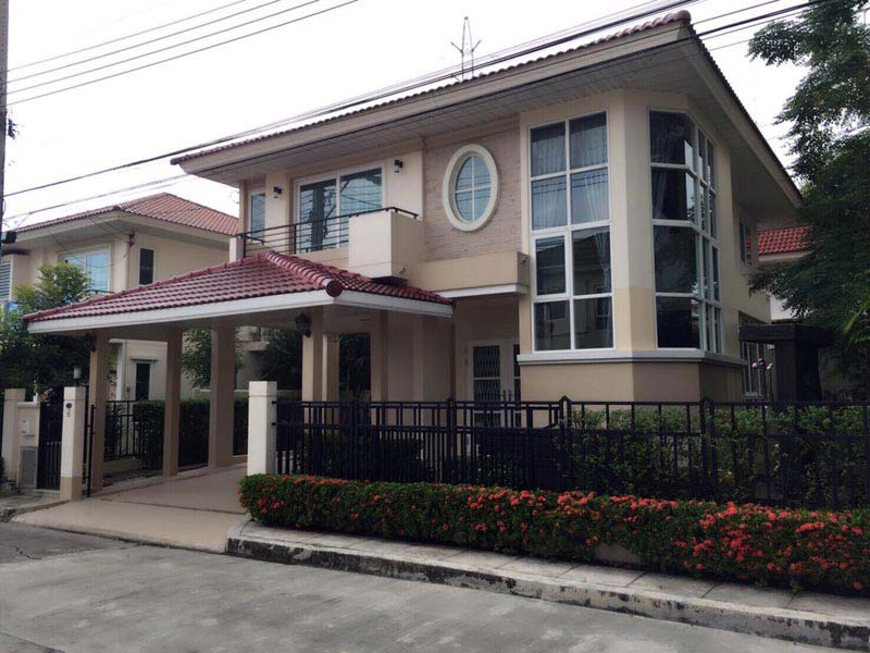 ขายบ้านเดี่ยว ศุภาลัย วิลล์ อ่อนนุช สวนหลวง บ้าน 54.2 ตรว. สวยน่าอยู่ขายบ้านเดี่ยว 2 ชั้น ขนาดพื้นที่ 54.2 ตารางวา พื้นที่ใช้สอย 250 ตารางเมตร 4 ห้องนอน 3 ห้องน้ำ  บ้านหันไปทางทิศตะวันออกติดผ้าม่านทั้งหลัง โคมไฟคริสตัลกลางบ้าน โคมไฟโถงบันได ประตูรั้วไฟฟ้าอัตโนมัติ มีเฟอร์นิเจอร์ 2 ห้องนอน* มีห้องเก็บของใต้บันไดพร้อมเครื่องปรับอากาศ 1 เครื่อง ปั้มน้ำ เครื่องทำน้ำอุ่