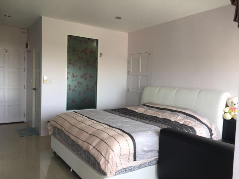 ขายคอนโดสวย 58 ตรม. วิวทะเล นาเกลือ พัทยา 2.8 ล้าน  ขายคอนโดสวยบริเวณ นาเกลือ พัทยา ห่างจาก หาดวงศ์อมาตย์ ไม่กี่นาที และห่างจากตัวเมืองพัทยา เพียงแค่ 5 นาที  สิ่มีสิ่งอำนวยความสะดวกครบ สระว่ายน้ำมาตรฐาน, ห้องออกกำลังกาย, ลานจอดชั้นใต้ดิน และระบบรักษาความปลอดภัย 24 ชั่วโมง     คอนโดอยู่ชั้นที่ 18 วิวทะเล และมองเห็นมุมกว้างของเมืองพัทยา ตัวห้องมีเนื้อที่ทั้งหม�