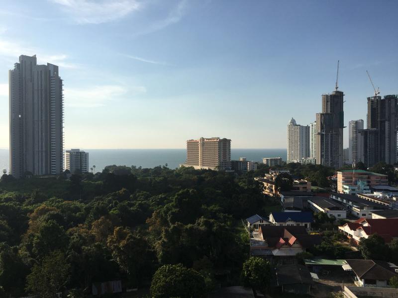 ขายคอนโด สวย 29 ตรม. วิวทะเล นาเกลือ พัทยา 1.6 ล้าน  ขายคอนโดสวย บริเวณ  นาเกลือ พัทยา ห่างจาก หาดวงศ์อมาตย์ ไม่กี่นาที และห่างจากตัวเมืองพัทยา เพียงแค่ 5 นาที  มีสิ่งอำนวยความสะดวกครบ, สระว่ายน้ำ, ห้องออกกำลังกาย, ลานจอดชั้นใต้ดิน และระบบรักษาความปลอดภัย 24 ชั่วโมง     คอนโดอยู่ชั้นที่ 14 วิวทะเล และมองเห็นมุมกว้างของเมืองพัทยา ตัวห้องมีเนื้อที่ทั้งหมด 29 ตรม. มีช�