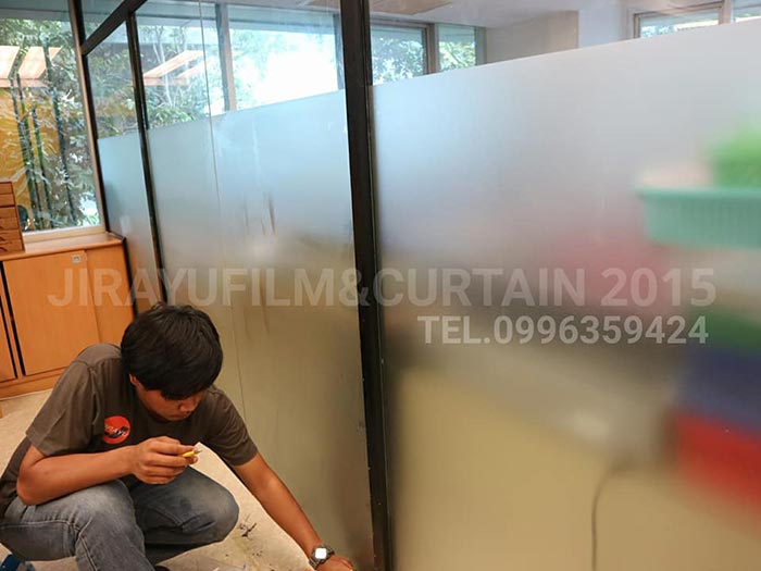รับติดฟิล์มบ้าน ฟิล์มอาคาร ฟิล์มลดความร้อนและสติ๊กเกอร์ฝ้าขาวขุ่น