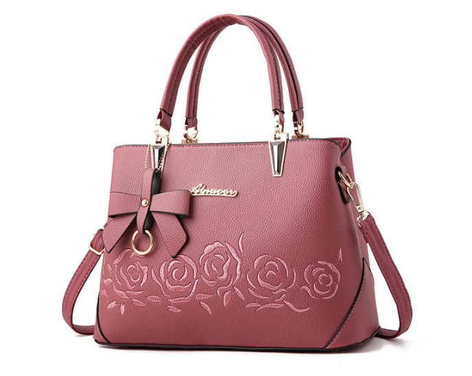 พร้อมส่ง กระเป๋าถือและสะพายข้างผู้หญิง แต่งโบว์ห้อย ปักลายดอกกุหลาบ รหัส Yi-2086