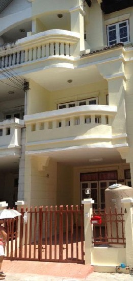 ขาย ทาวน์เฮ้าส์แจ้งวัฒนะ ตรงข้ามเซ็นทรัล 3ชั้น 3ห้องนอน 3ห้องน้ำ เฟอร์นิเจอร์บิวอิน หมู่บ้านนันทนาการ์เด้น นนทบุรี