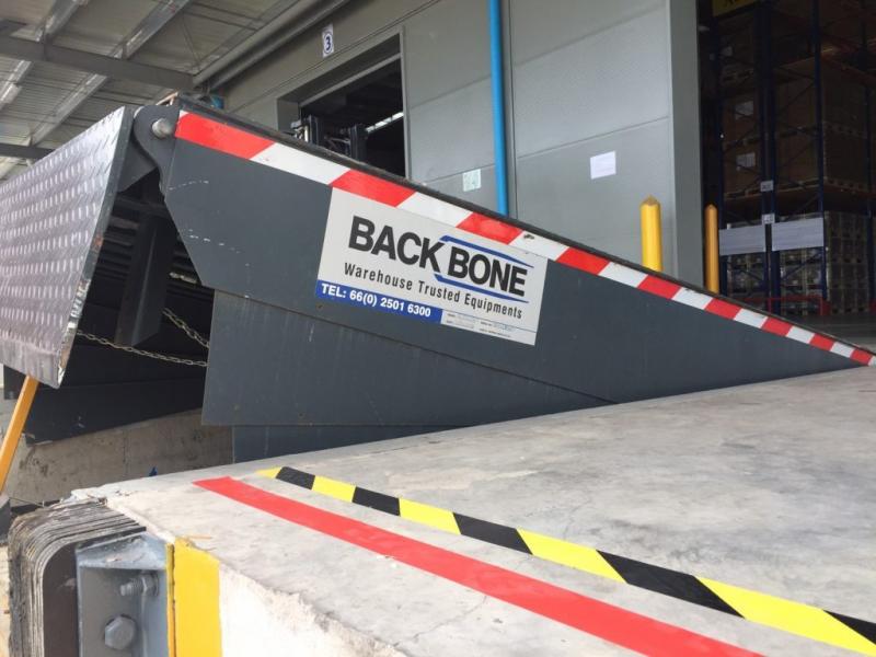 “Dock Leveler” สะพานปรับระดับฝังพื้น
 เพิ่มประสิทธิภาพในการโหลดสินค้า เข้า-ออก จากรถขนส่งสินค้า• สะพานปรับระดับสำหรับรถ Forklift แบบฝังพื้นเป็นอุปกรณ์มาตรฐานที่สำคัญสำหรับคลังสินค้าหรือโรงงานเพื่อทำให้การรับส่งสินค้าหรือวัตถุดิบต่างๆ
 ง่าย สะดวก รวดเร็ว และปลอดภัย• โครงสร้างสะพานผลิตจากเหล็กคุณภาพสูง
 เพื่อรองรับน้ำหนักของรถ Forklift และสินค้า• ความสูงของสะพานส