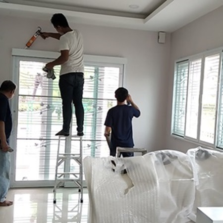 บริการออกแบบและติดตั้ง เหล็กดัดประตู-หน้าต่าง ครอบใน พร้อมมุ้งในชุดเดียว