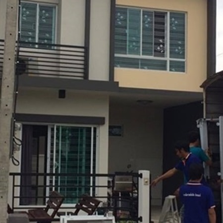 บริการออกแบบและติดตั้ง เหล็กดัดประตู-หน้าต่าง ครอบใน พร้อมมุ้งในชุดเดียว