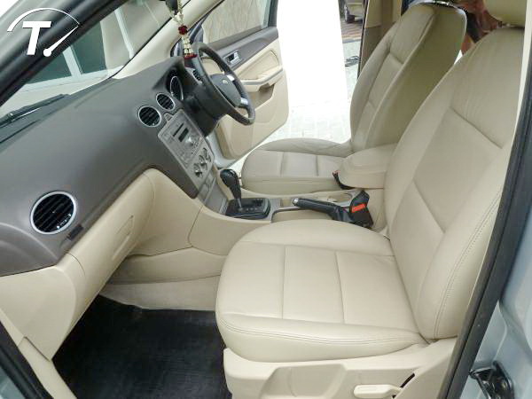 ขายรถ ford focus 4 ประตู พร้อมโอน ติดแก๊สแล้ว  และติดกล้องหน้าหลัง พร้อมเซนเซอร์ เครื่องเล่น DVD พร้อมจออย่างดี