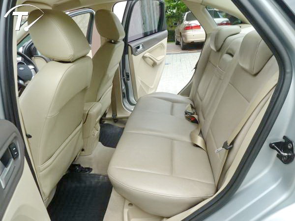 ขายรถ ford focus 4 ประตู พร้อมโอน ติดแก๊สแล้ว  และติดกล้องหน้าหลัง พร้อมเซนเซอร์ เครื่องเล่น DVD พร้อมจออย่างดี