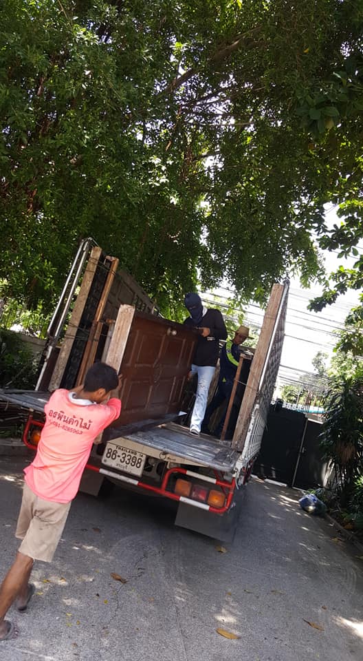 Buy old wooden shophouses 081-4980172 camp workers to clear debris, concrete blocks smashed.