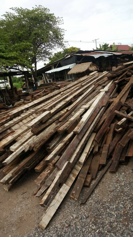 Buy old wooden shophouses 081-4980172 camp workers to clear debris, concrete blocks smashed.