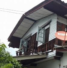 Buy old wooden shophouses 081-4980172 camp workers to clear debris, concrete blocks smashed.