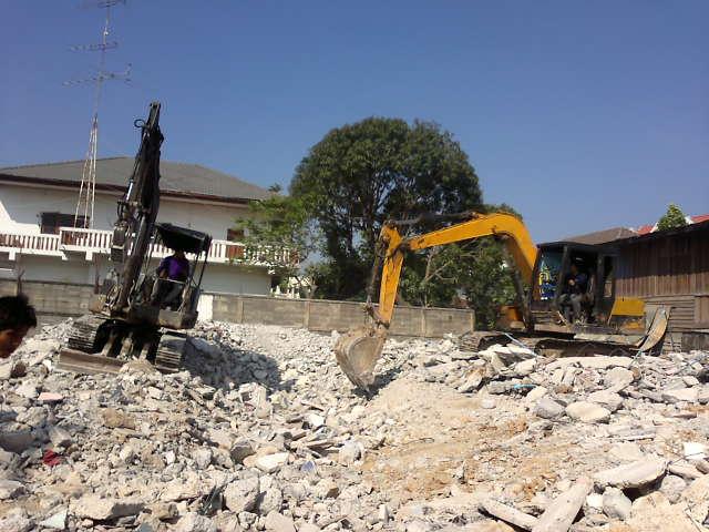 Buy old wooden shophouses 081-4980172 camp workers to clear debris, concrete blocks smashed.