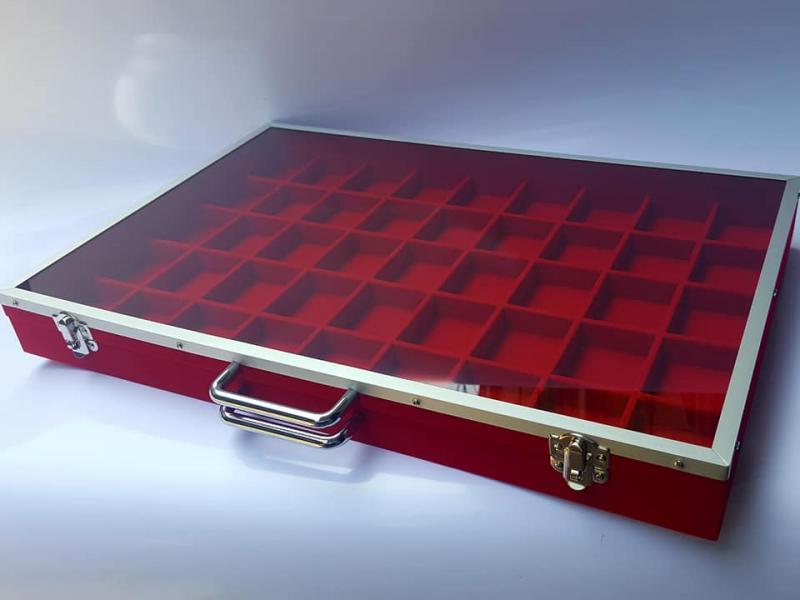 ตู้กระจกใส่พระเครื่องหรือวัตถุมงคล ขนาดช่องใส่4.5x5.5cmขนาด 45 ช่อง ขนาดกล่อง 31x46x5 cmช่องใส่พระ บุด้วยผ้ากำมะหยี่สวยงาม ราคา 700 บาทสนใจสอบถามได้นะ คุณเฮง 083-777-8672