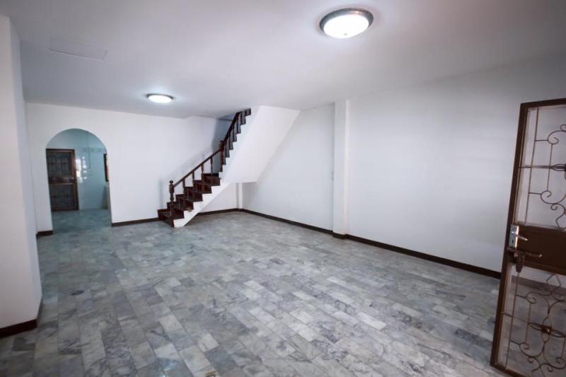 ขายทาวน์เฮ้าส์ 3ชั้น 4นอน 3 น้ำ พื้นหินอ่อน สวยเย็นสบาย ซอยประชาอุทิศ12 แยก2 เขตราษฎร์บูรณะ เดินทางสะดวก ขายถูกมากขายทาวน์เฮ้าส์ 3 ชั้น 4นอน 3 น้ำ พื้นหินอ่อน ซอยประชาอุทิศ 12 แยก 2 เขตราษฎร์บูรณะ โทร : 099-746-3945ขายทาวน์เฮ้าส์ 3 ชั้น ซอยประชาอุทิศ 12 แยก 2 เขตราษฎร์บูรณะ4 ห้องนอน 3 ห้องน้ำ 1 ห้องครัว เพิ่งตกแต่งใหม่ทั้งหลัง ราคาเพียง 3.5 ล้านบาท- พื้นที่ 25 ตารางวา (หน้ากว้าง 5 เมตร ลึก