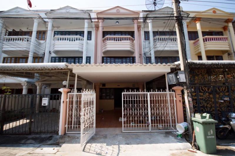 ขายทาวน์เฮ้าส์ 3ชั้น 4นอน 3 น้ำ พื้นหินอ่อน สวยเย็นสบาย ซอยประชาอุทิศ12 แยก2 เขตราษฎร์บูรณะ เดินทางสะดวก ขายถูกมาก