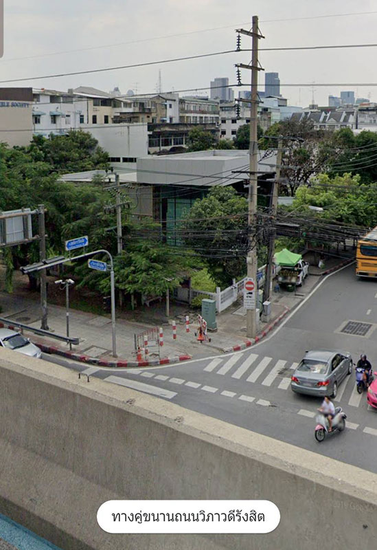 ที่ดินให้เช่า! 366 ตรว. ทำเลดีมาก ติดถนนวิภาวดีรังสิต แยกสุทธิสาร (ที่หัวมุมถนน)เหมาะสำหรับ ทำโชว์รูม ร้านค้าสะดวกซื้อ คลีนิคเสริมความงาม ร้านอาหาร สำนักงานขาย  สนใจติดต่อ คุณ จอห์นโทร 098-2784338Line ID : padthongkumหรือคลิก Link https://line.me/ti/p/8hZt5Acp6Uค่าเช่า 320,000 ต่อเดือนพิกัด : https://bit.ly/35EqRLIที่ตั้ง :  ถนนวิภาวดีรังสิต แขวง/เขต ดินแดง กรุงเทพ 10400สถานที่ใกล้เคียง : สวนจตุจักร, ตลาด อตก, สถานีรถไฟกลางบา�