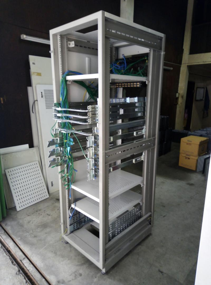 ตู้Rack Server มือสองพร้อมอุปกรณ์ตามภาพ ขนาด กว้าง 0.60 เมตร ลึก 0.80 เมตร สูง 1.90 เมตร เหล็กหนา ประตูสองด้าน สภาพดี สนใจติดต่อ คุณเฮง มือถือ083-7778672 ราคา 12,000 บาท