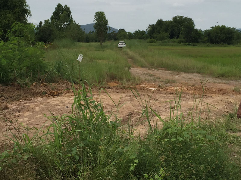  ขายที่ดิน ที่ดินถมแล้ว อ.จอมบึง จ.ราชบุรี ติดถนน 2 โฉนด 30 ไร่ และ 16 ไร่ สองฝั่งของถนน ห่างจากตลาดในอำเภอจอมบึง  8 กม. อยู่ ตำบลรางบัว ราคาไร่ละ 250,000 บาท ที่ดินถมแล้ว เหมาะสำหรับจัดสรร หรือ อื่นๆ ติดริมถนน บรรยากาศดีมาก เจ้าของขายเอง ราคาต่อรองได้  โทร 081-8121814, 089-8931375 คุณป้อม   ขายที่ดินราชยุรี,ที่ดินจอมบึง,ขายที่ดินถมแล้ว,ที่ดินถมแล้วราชบุรี,ขายที่ถมแล้วจอมบึง