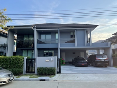 ฟรีโอน ฟรีแอร์ เจ้าของบ้านขายเอง!! เศษสิริ2 โครงการใหม่Setthasiri Krungthepkreetha 2 (เศรษฐสิริ กรุงเทพกรีฑา 2)แถมฟรี แอร์ 7 เครื่อง Luminary 2 ชั้น ( size2ของโครงการ)ที่ดินมาตรฐาน 90ตร.วา พื้นที่ใช้สอย 273 ตร.ม.ฟังก์ชัน 4 ห้องนอน4 ห้องน้ำ3 ที่จอดรถ1 ห้องแม่บ้าน บ้านเดิมๆ สภาพนางฟ้า คลีน ๆ เรียบ ๆ ไม่ได้ต่อเติม หรือดัดแปลงอะไรในบ้านเพิ่มจากที่โครงการให้มา ติดถนนหลัก ไม่เข้าซอยแยกไปมา ราคาขาย 19.2 ล้�