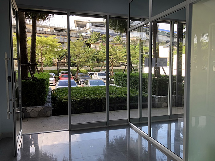 ขายพร้อมผู้เช่า Shop/Office ขนาด 41 ต.ร.ม. ชั้น 1 คอนโดศุภาลัยปาร์ค ราชพฤกษ์ - เพชรเกษมพร้อมสิทธิ์จอดรถเวียน 1 คัน (ปัจจุบันผู้เช่าเปิดคลีนิคเสริมความงาม)ส่วนกลางในคอนโดมี ดังนี้- กล้อง CCTV- ระบบประตูคีย์การ์ด- เจ้าหน้าที่รักษาความปลอดภัย 24 ช.ม.- สวน Roof Garden- สระว่ายน้ำ- ฟิตเนสคอนโดตั้งอยู่ทำเลดีมาก อยู่ BTS บางหว้า และ MRT บางหว้า เป็นจุดเชื่อมต่อรถไฟฟ้าบริเวณใกล้เคียงมี- BTS บางหว้�