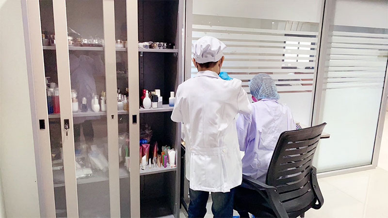 รับผลิตเครื่องดื่มคอลลาเจน, เครื่องดื่มวิตามิน และ กาแฟ 3 in 1 ครบวงจร ตั้งแต่ออกแบบ พัฒนาสูตร เป็นเจ้าของแบรนด์ ด้วยงบที่ลูกค้ากำหนด ขออนุญาติ อย. ถูกต้อง ผลิตภายใต้มาตราฐาน ควบคุมการผลิตโดยนักวิทยาศาสตร์อาหารด้วยประสบการณ์กว่า15ปี