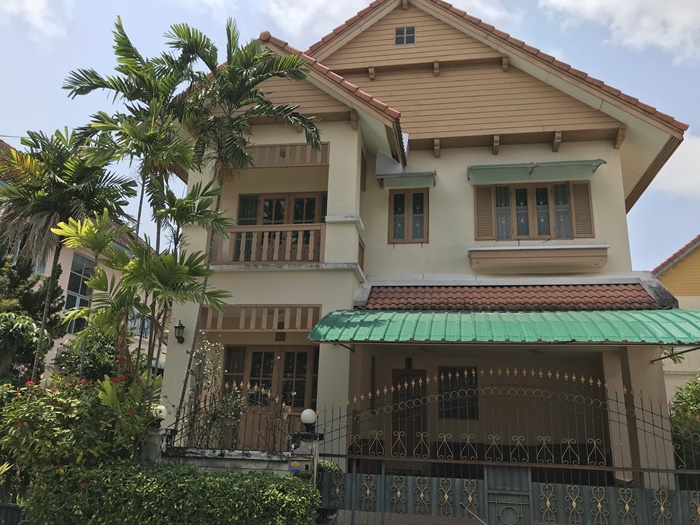 ขายบ้านเดี่ยว 2 ชั้น หมู่บ้านวรารมย์ ประชาอุทิศ 98 เนื้อที่ 60.1 ตร.ว.เยื้อง Big c ใกล้เขตทุ่งครุขนาด 60.1 ตารางวา พร้อมเฟอร์นิเจอร์ เข้าอยู่ได้เลยชั้นบน 3 ห้องนอน 2 ห้องน้ำชั้นล่าง 1 ห้องอาหาร 1 ห้องรับแขก 1 ครัว 1 ห้องน้ำที่จอดรถ 2 คันสิ่งอำนวยความสะดวกคลับเฮ้าส์ ฟิตเนส สระว่ายน้ำ สวนหย่อม สนามเทนนิสเจ้าหน้าที่รักษาความปลอดภัยหมู่บ้านวรารมย์ ถ.ประชาอุทิศ 98 แขวง ทุ่งครุ เ�