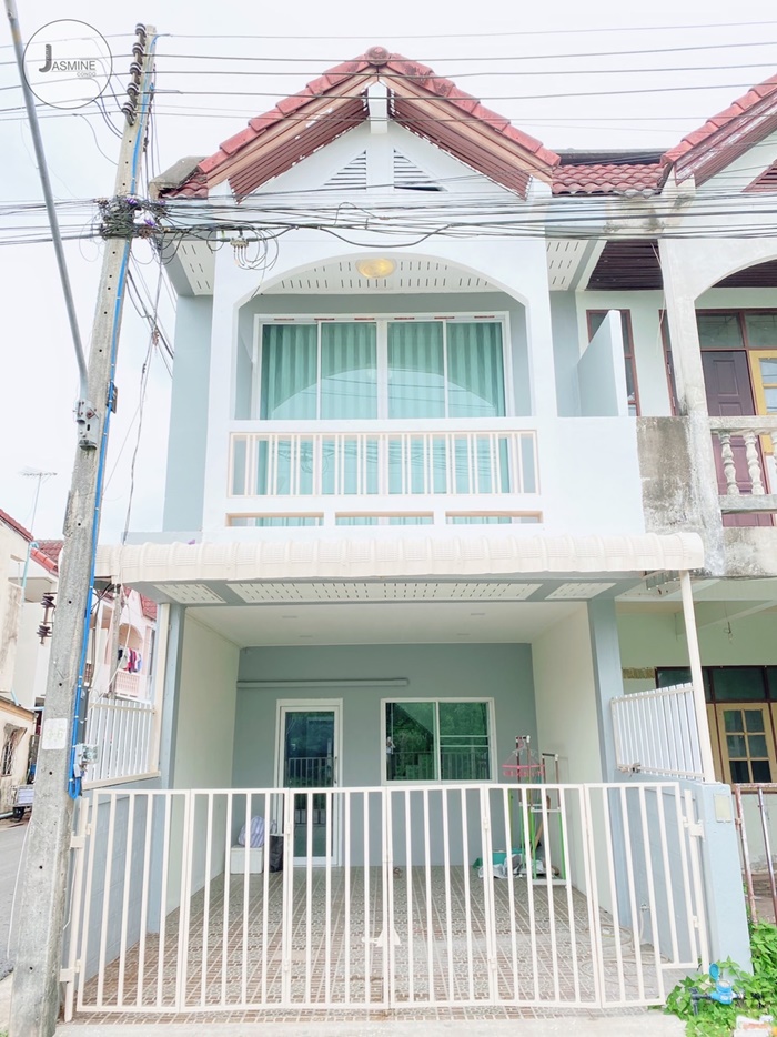 ขายทาวน์เฮ้าส์  ใจกลางเมืองสุราษฎร์ธานี ซอยตลาดล่าง 28 ลูกหลานมาเรียนหลายปีซื้อคุ้มกว่าเช่า *เรารีโนเวทใหม่หมดทั้งหลัง และเราคิดแทนท่านแล้วทุกการใช้งาน ตัดใจขาย ขยายครอบครัว เป็นบ้านหลังมุม 2 ชั้นเนื้อที่ 54 ตารางวา 2 นอน 2 น้ำ จอดรถในบ้าน 1 ข้างบ้านได้อีก 2-3 คัน ของแถม จุกๆ - เฟอร์นิเจอร์ Index ใหม่หมดทั้งหลัง ห้องนอนมีหน้าต่างมองเห็นวิวได้กว้างและรับแสงธรรมชาต