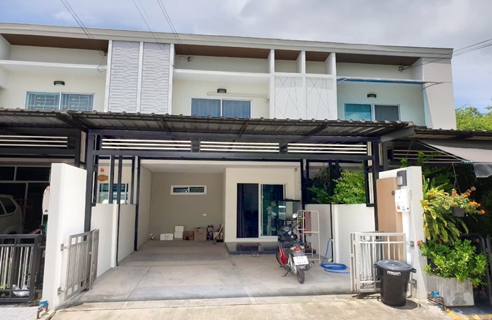 พฤกษาทาวน์ พรีเว่ รามอินทรา 117ที่อยู่: ซอยเจริญพัฒนา ถนนรามอินทรา 117 เนื้อที่ 21 ตารางวา 2 ชั้น 3 ห้องนอน 2 ห้องน้ำ ที่จอดรถ 1 คัน 1ห้องครัว(ต่อเติมเต็มพื้นที่) ราคาขาย 2,590,000 บาทที่อยู่: ถนนเจริญพัฒนา คลองสามวา กรุงเทพฯรายละเอียดเพิ่มเติมเฟอร์ครบ ชั้นวางทีวีแบบลอย , ชุดครัว ,แท็งค์น้ำพร้อมปั้มน้ำ ,แอร์ 3 ตัว(ห้องนอนหลัก กับ ห้องรับแขก)สภาพบ้านสวยมากพร้อมเข้าอยู่ได้เลย - �