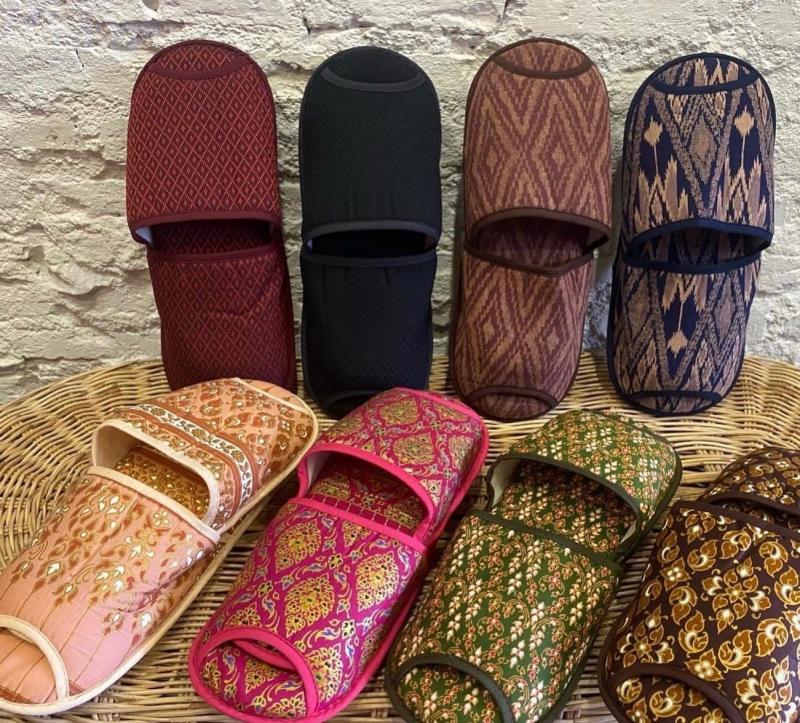 รองเท้าใส่ในบ้านลายไทย  คู่ละ  190  บาท ขายส่ง  6 คู่ขึ้นไป Id  line  :   violetkan ภันทิลา  โทร. 086-5699942 -ไม่มีหน้าร้านคะ ขายออนไลน์ ลิ้งดูสินค้าที่ได้ผ่านทาง  https://www.facebook.com/pantilaspa/